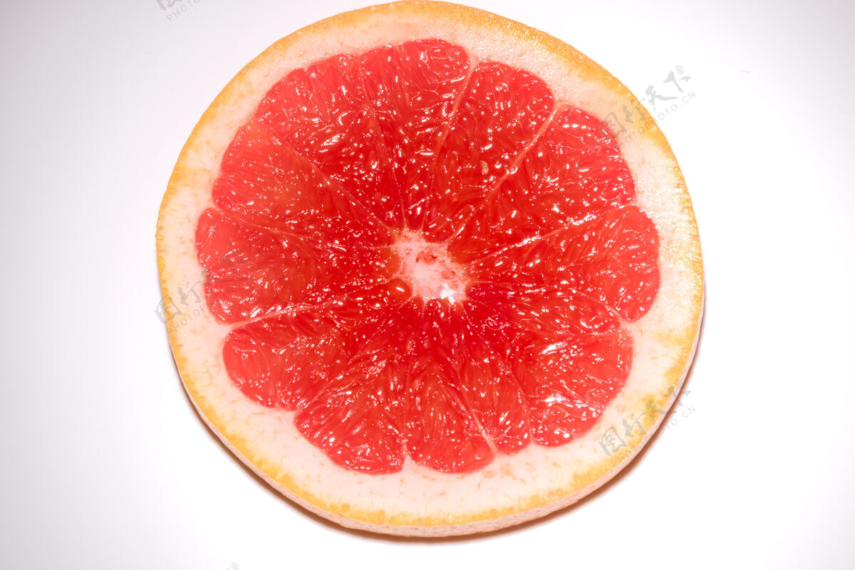 分割在白色表面上分离出来的一片葡萄柚新鲜水果圆片维生素圆形生的