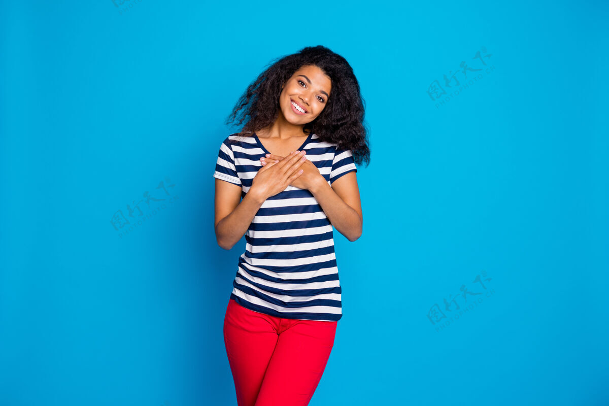 美国人快乐的非洲裔美国妇女的肖像把手掌放在胸前年轻梦幻心