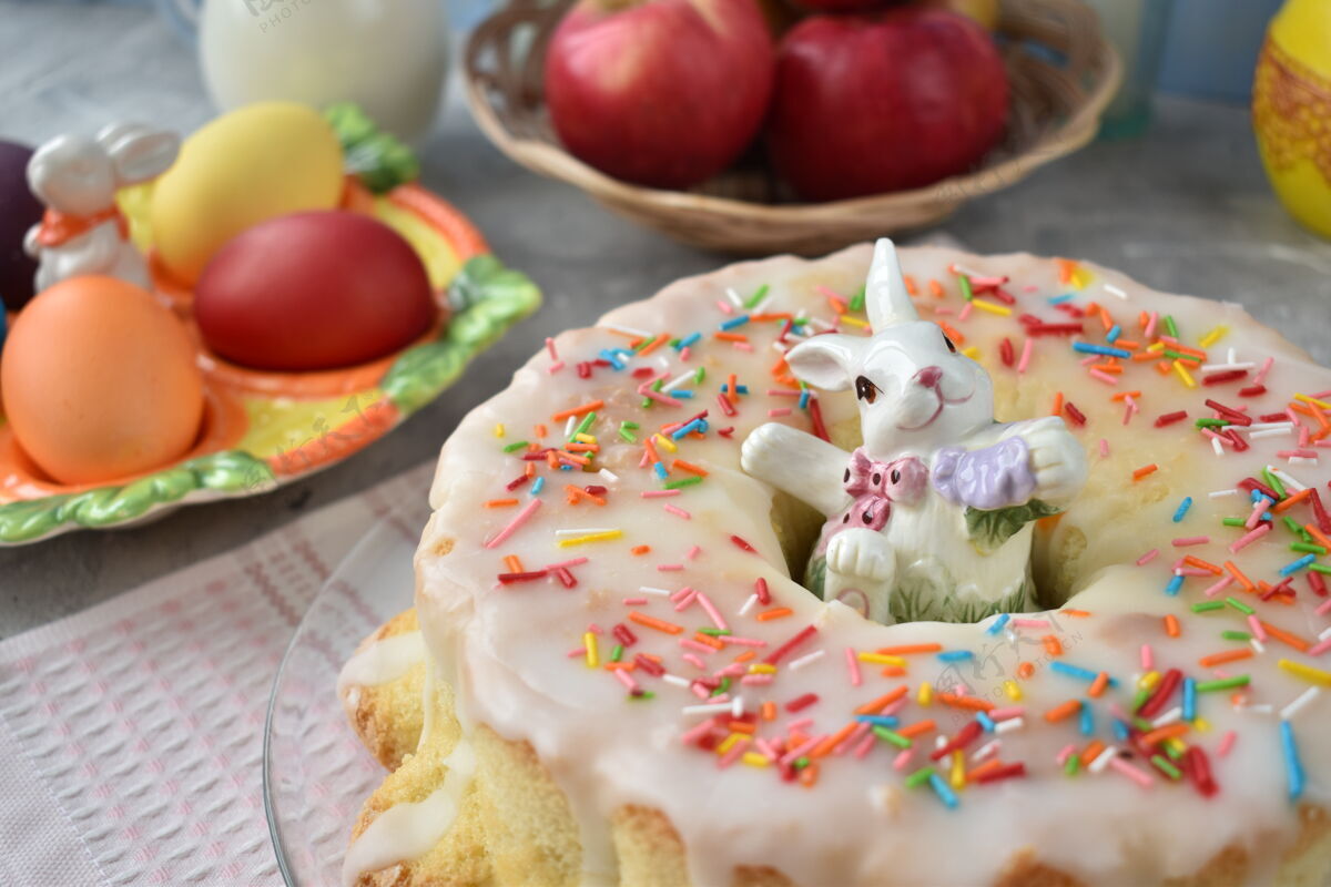 服务有蛋糕和彩蛋的餐桌传统四月复活节
