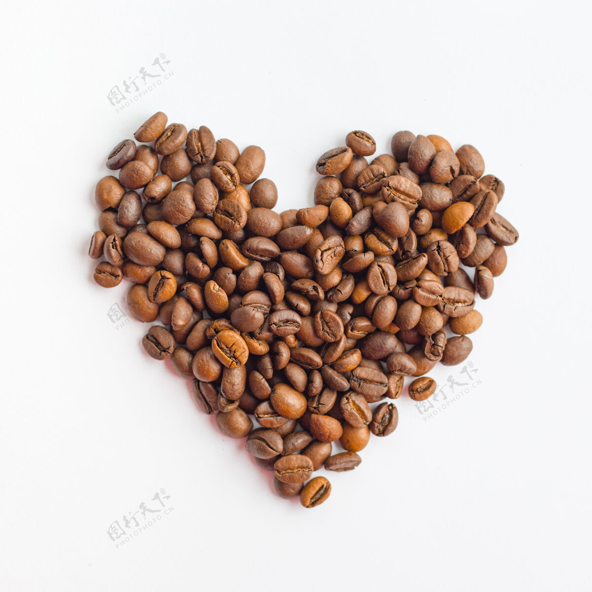 烤白色表面心形咖啡豆浓缩咖啡香气堆