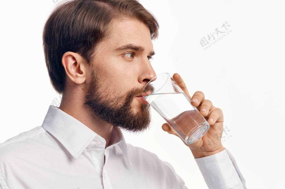 年轻一个男人的肖像 一杯清凉的水 一件轻薄的衬衫模型男性饮用水