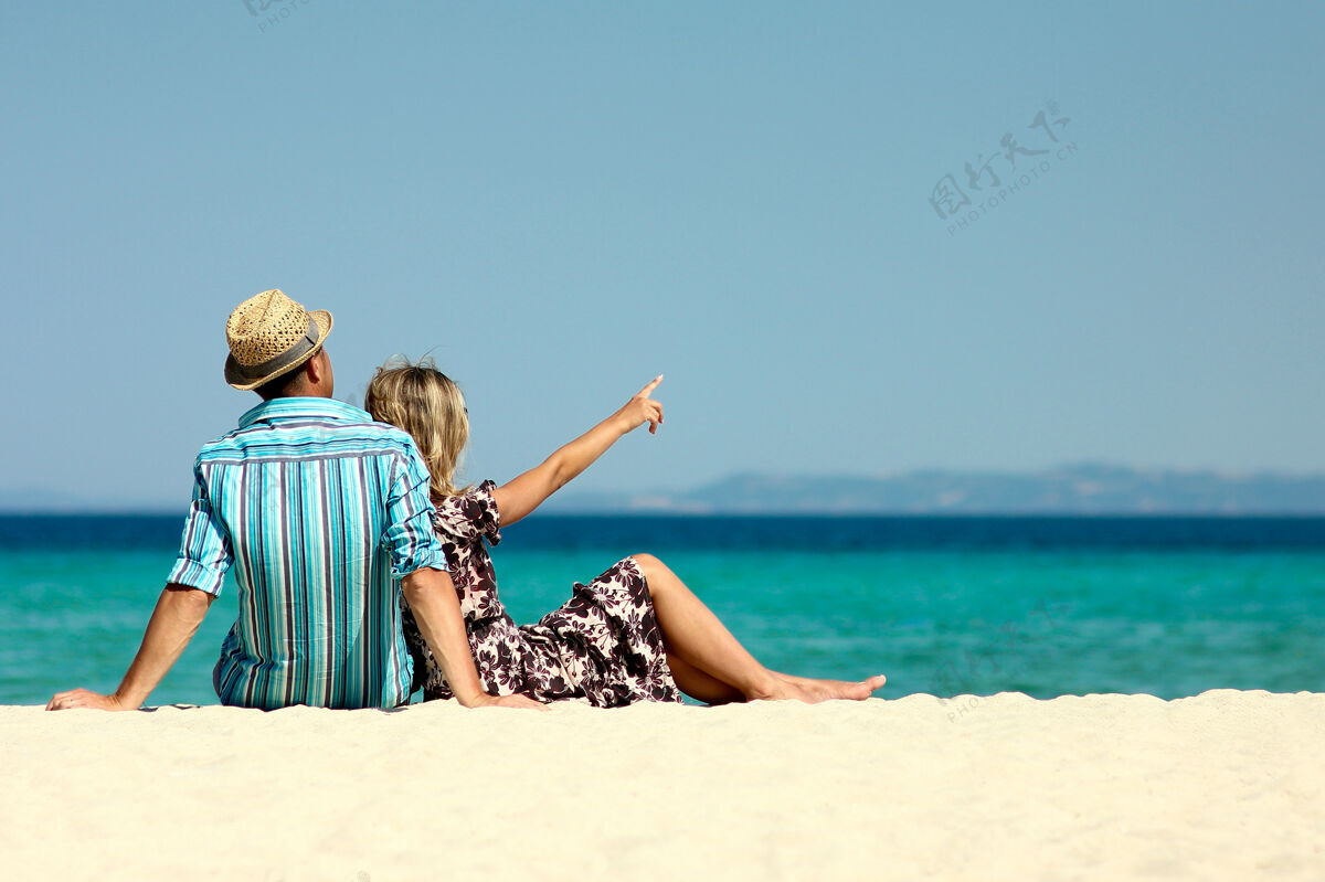 度假夏日沙滩上的情侣浪漫女人假日