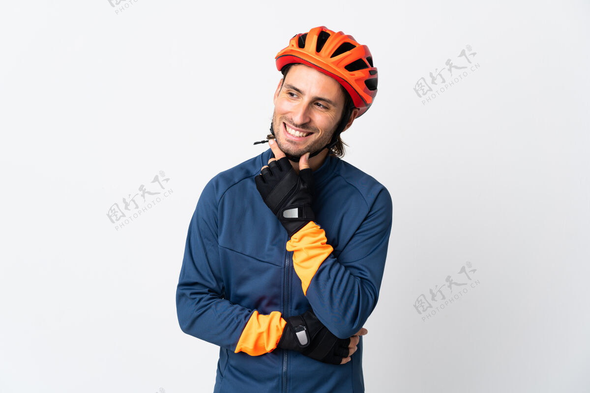 模型一个骑自行车的年轻人被隔离在白色的墙上 面带微笑地看着旁边休闲人笑