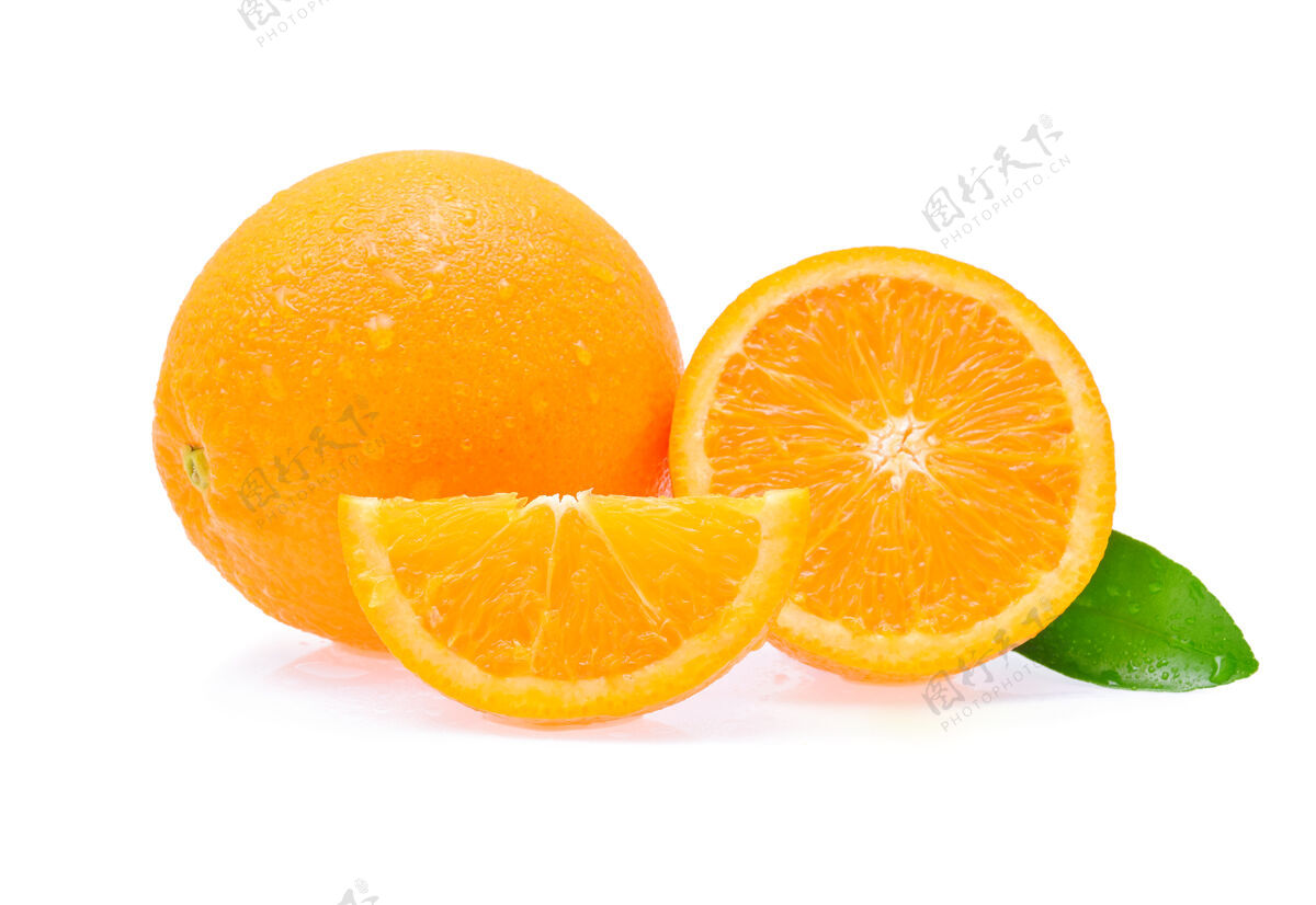 有机橙色水果 白色背景上有水滴多汁滴食用
