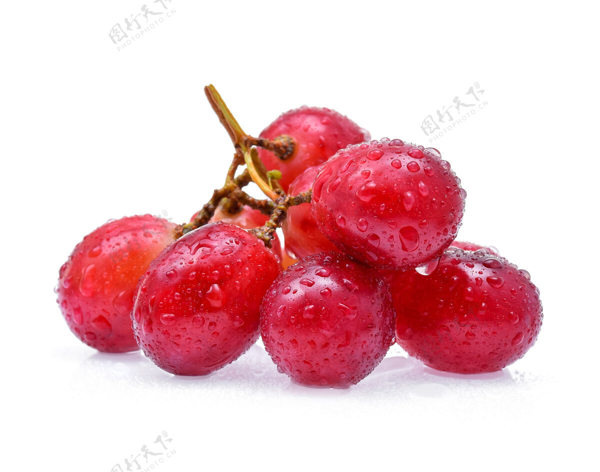 零食红葡萄和水滴孤立在白色背景上多汁健康自然
