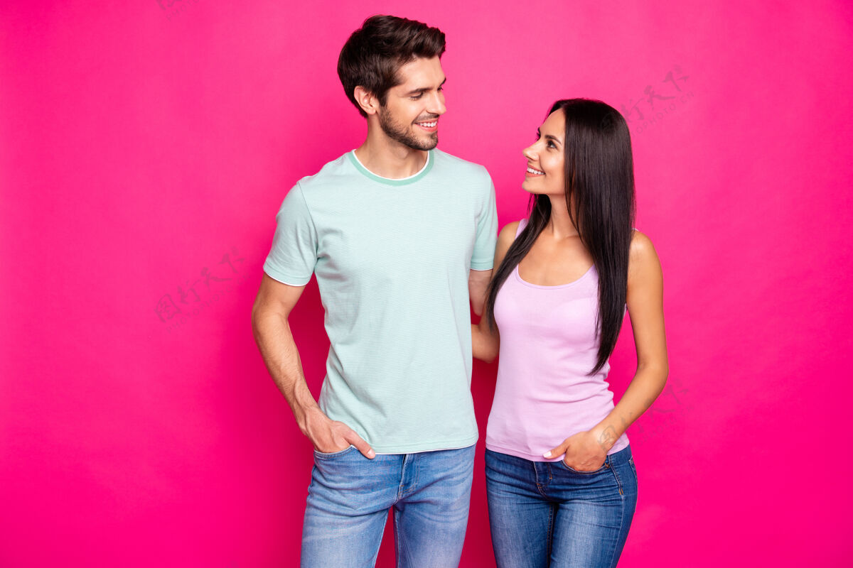 男朋友照片中惊人的情侣男女情投意合站在拥抱享受最好的公司穿休闲服隔离亮粉色背景在一起背心甜蜜