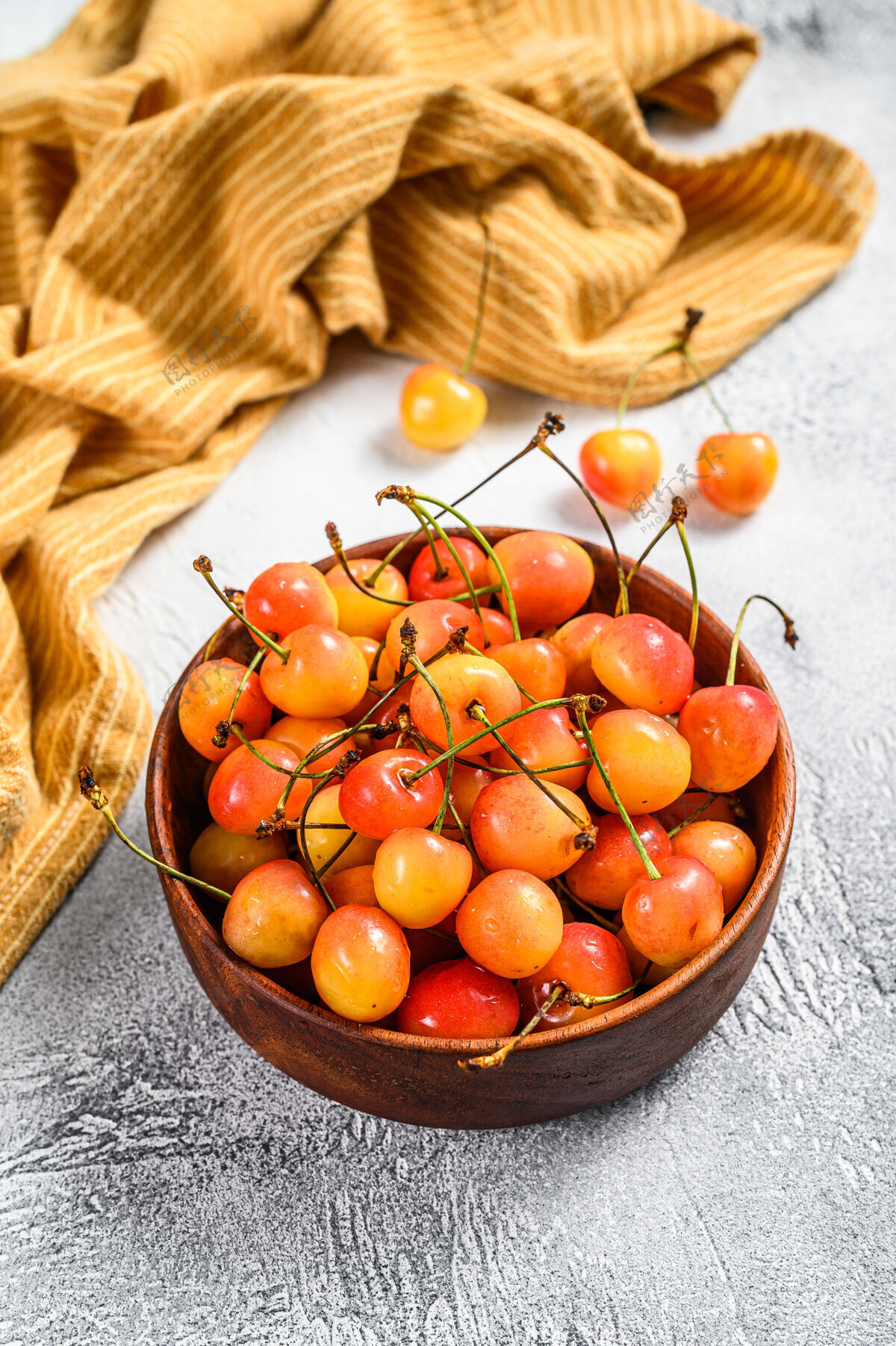 团体混合黄色和红色的成熟樱桃碗白色背景.top查看茎小吃甜