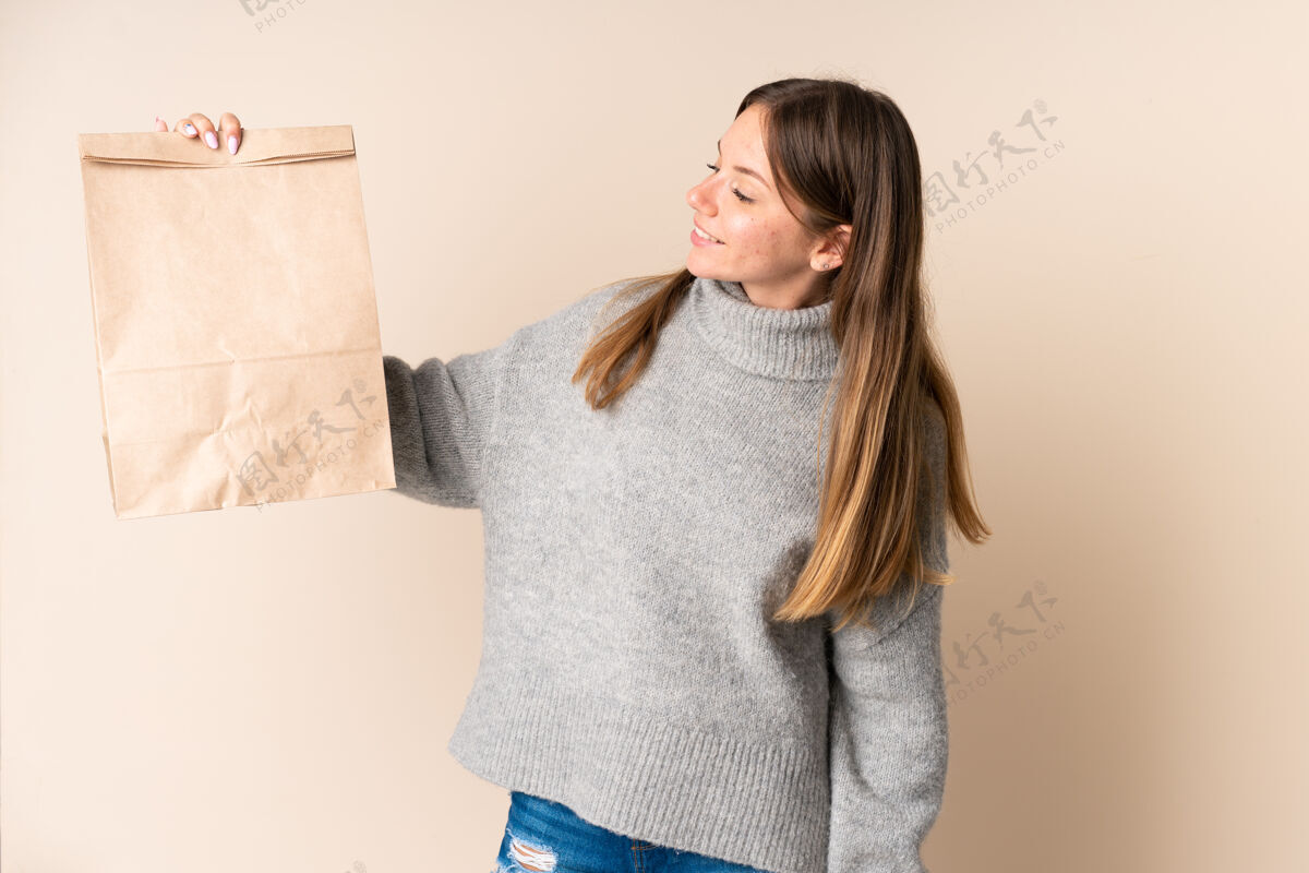 女人立陶宛年轻女子拿着购物袋 表情愉快骄傲大笑有机