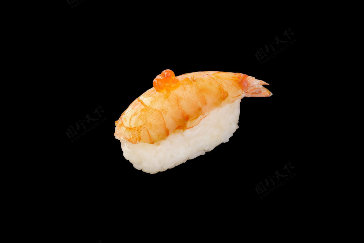 特写虎虾寿司 红鱼子酱传统金枪鱼美味
