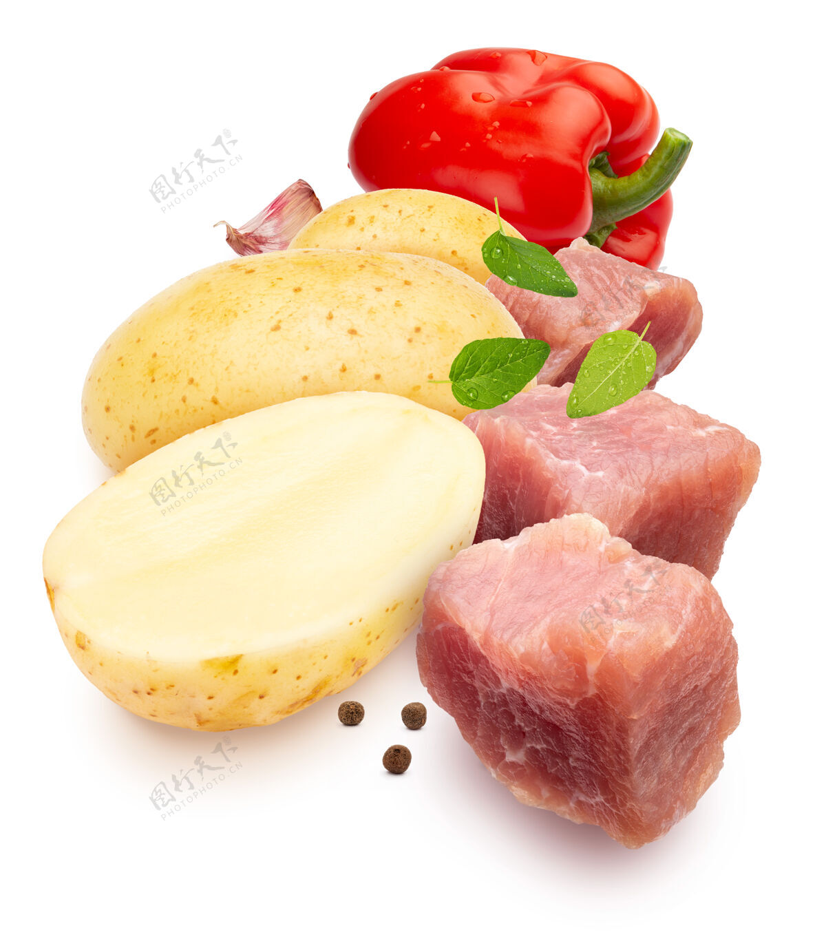 美味配料炖肉骰子肉 土豆 红辣椒 大蒜和蔬菜香料隔离白色背景健康土豆整个