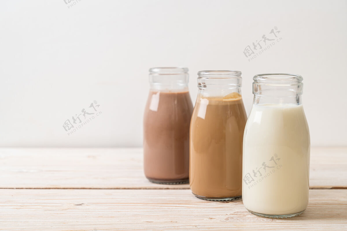 糖收集饮料巧克力牛奶 咖啡和新鲜牛奶在木瓶上新鲜摩卡咖啡巧克力