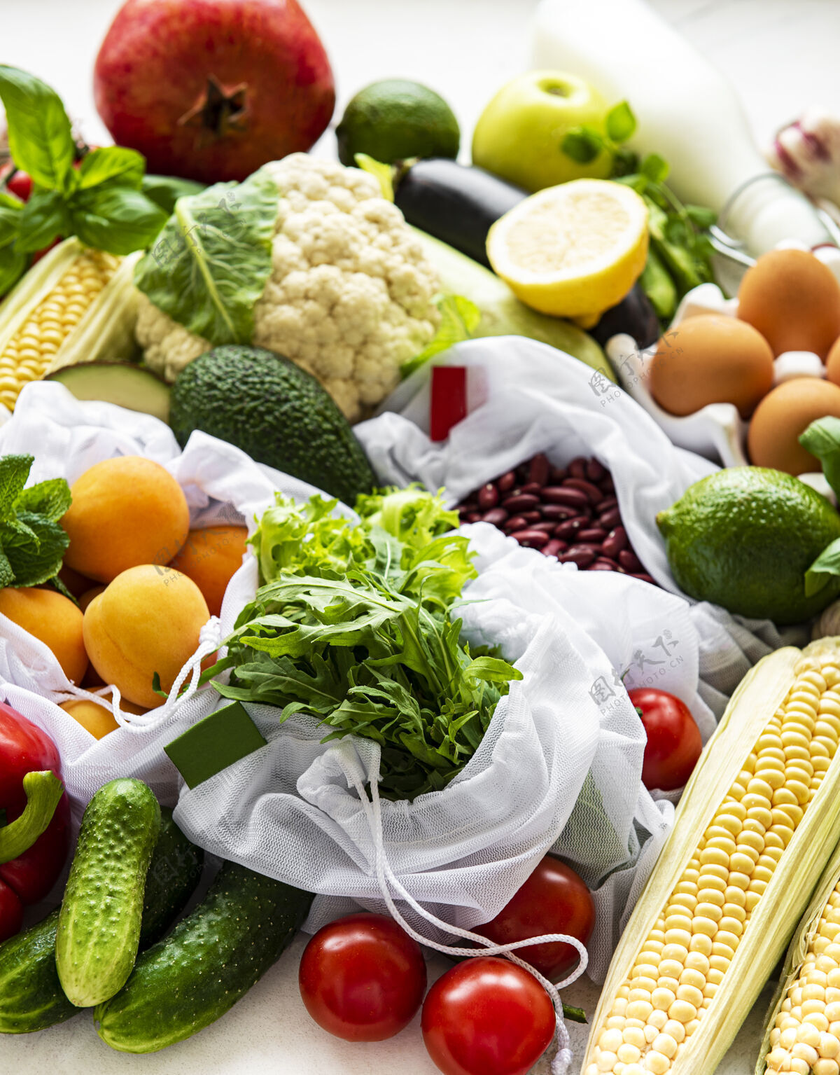 市场平躺与健康素食原料.生的食物概念各种有机水果和蔬菜生的素食者茄子