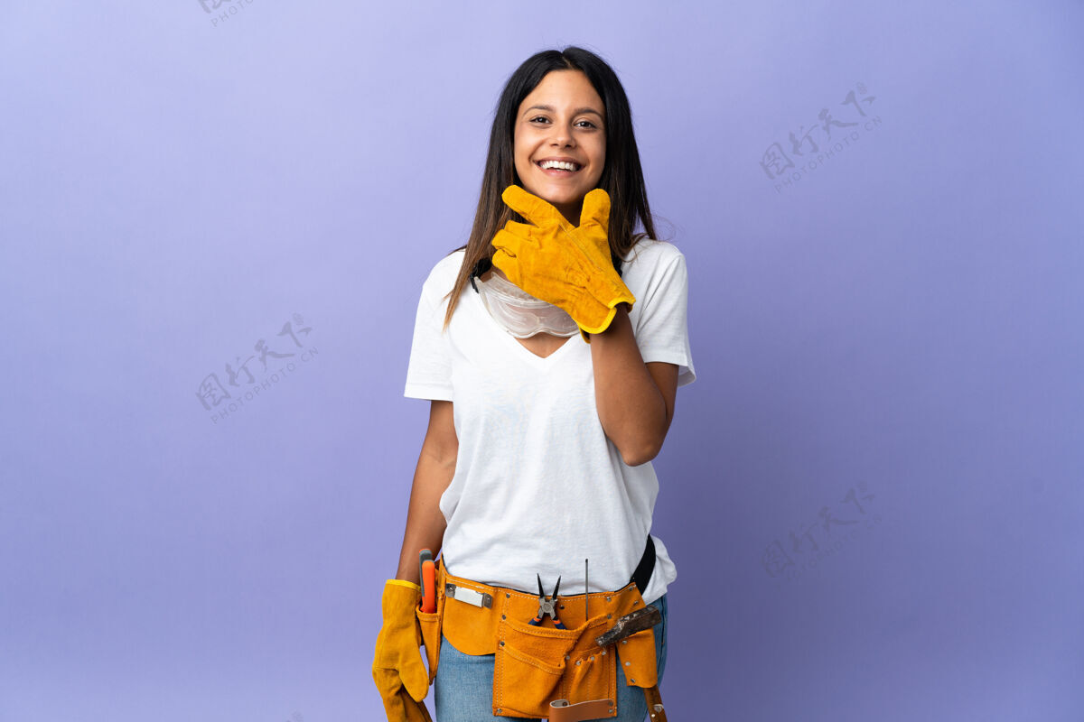 生活被隔离在紫色墙上的年轻电工女人开心地笑着工作职业肖像