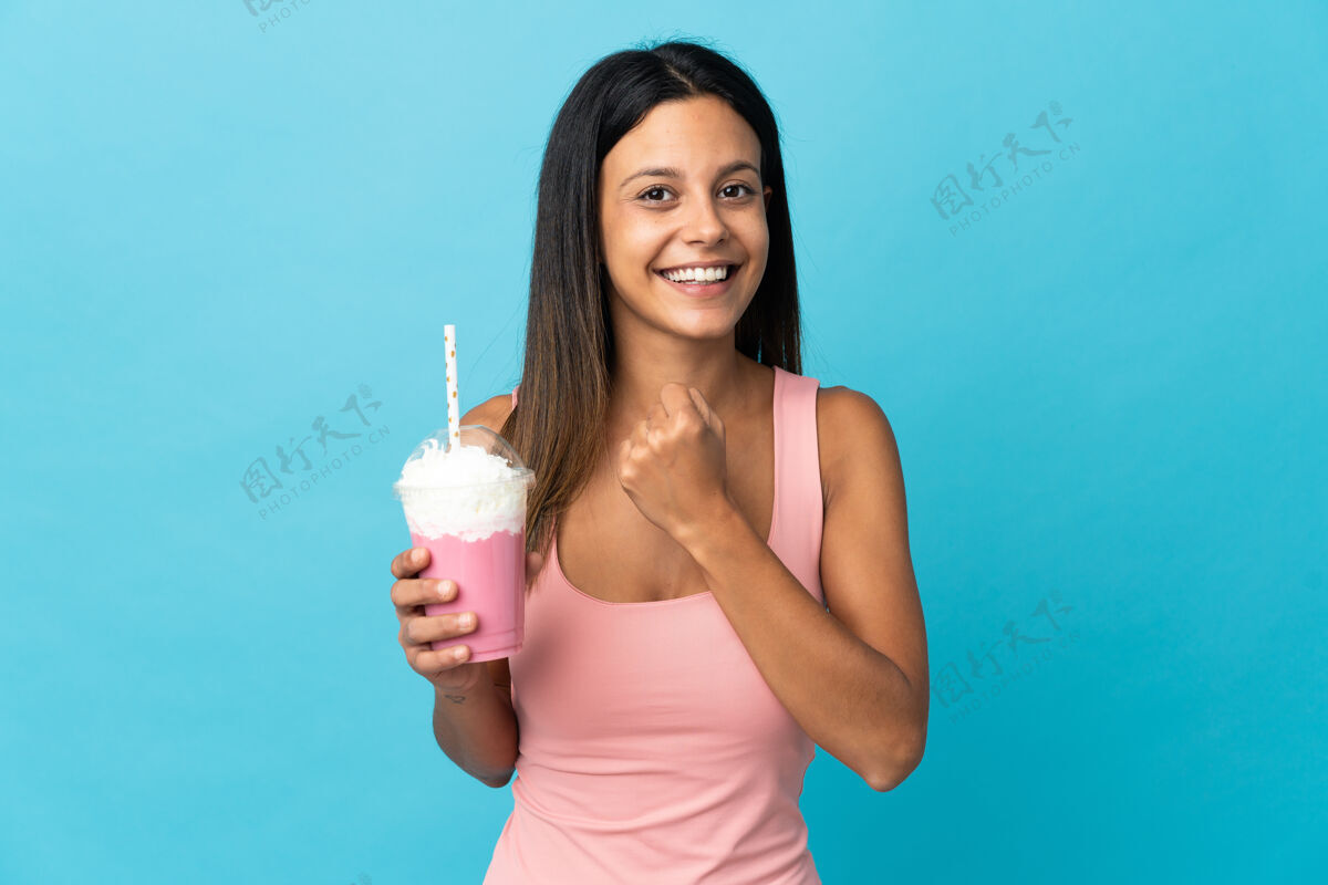 夏天年轻女子用草莓奶昔庆祝胜利女孩自豪杯子
