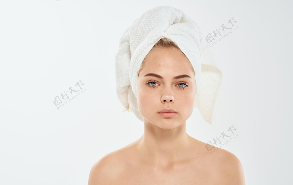 护理女人用毛巾在她的头上赤裸的肩膀湿头发的问题 我们面对的皮肤特写女士治疗