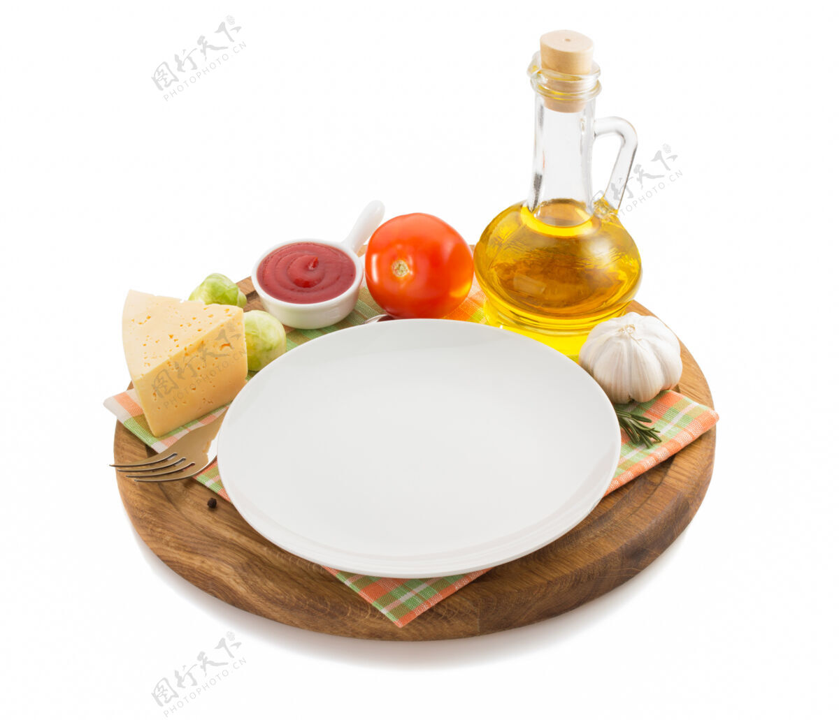 木材白色木质托盘上的食物配料意大利奶酪器皿