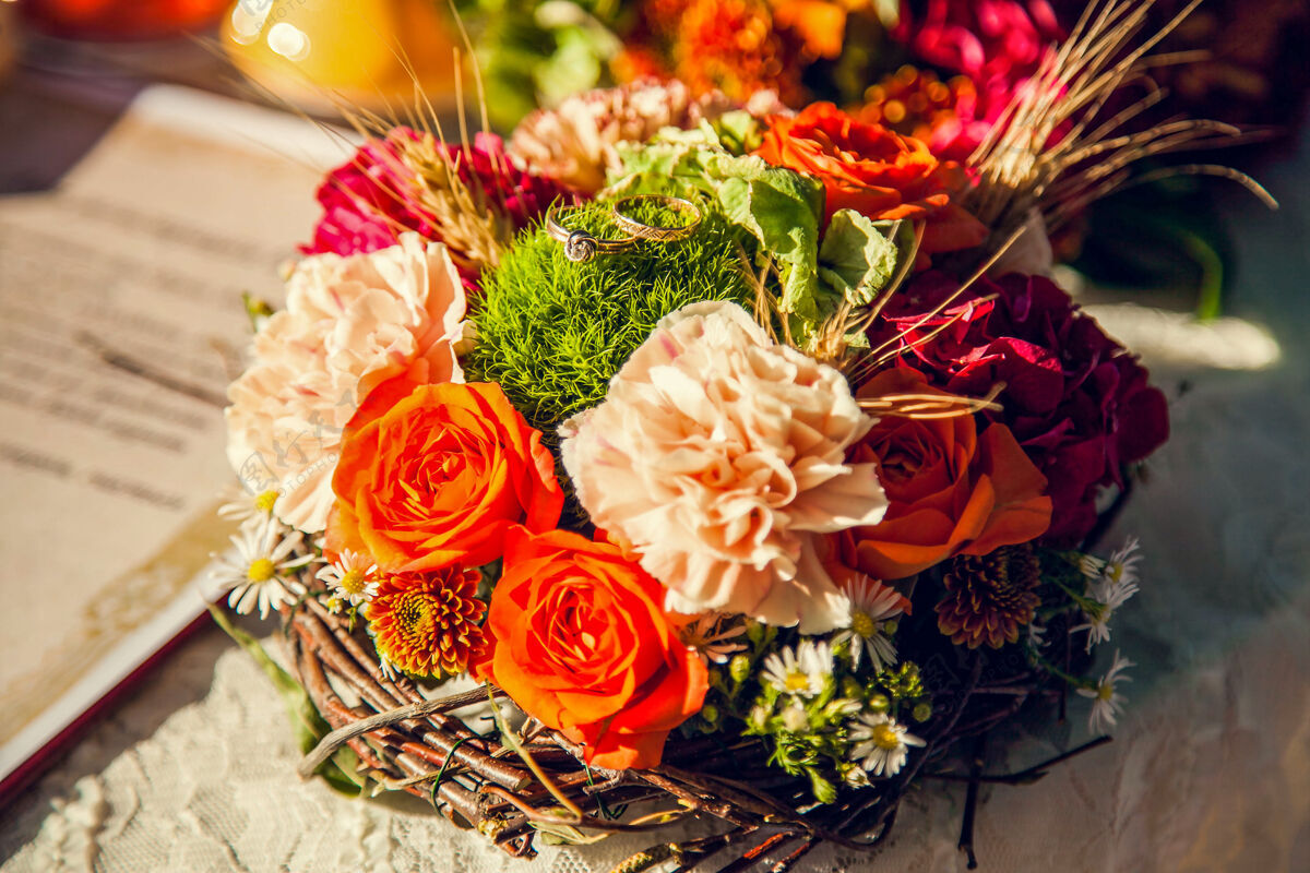 戒指婚礼新娘的花束在秋天的主题优雅婚礼鲜花