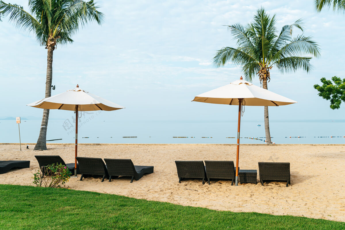 沙滩空沙滩椅与棕榈树沙滩上与海风景岛屿水