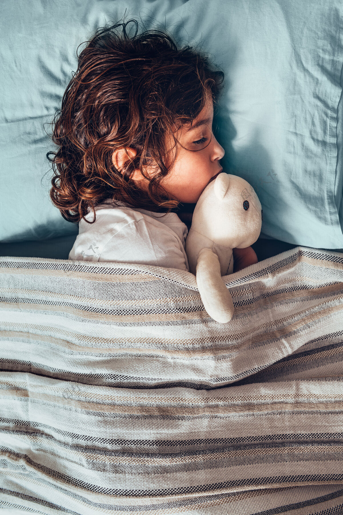 困倦小女孩和她的泰迪熊睡在床上坐垫沉默女儿