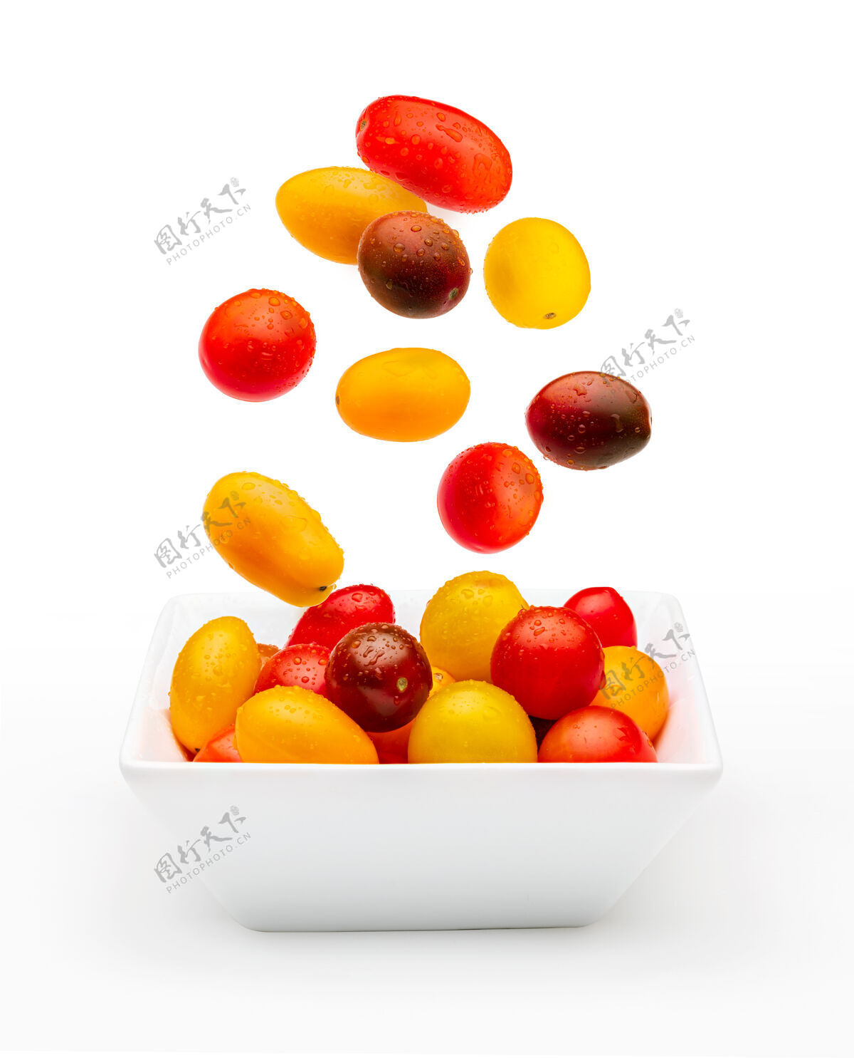 成熟五颜六色的樱桃西红柿（红色 石榴石色和黄色） 新鲜和生的 落进一个粗体白色背景上孤立的水滴蔬菜自然切片