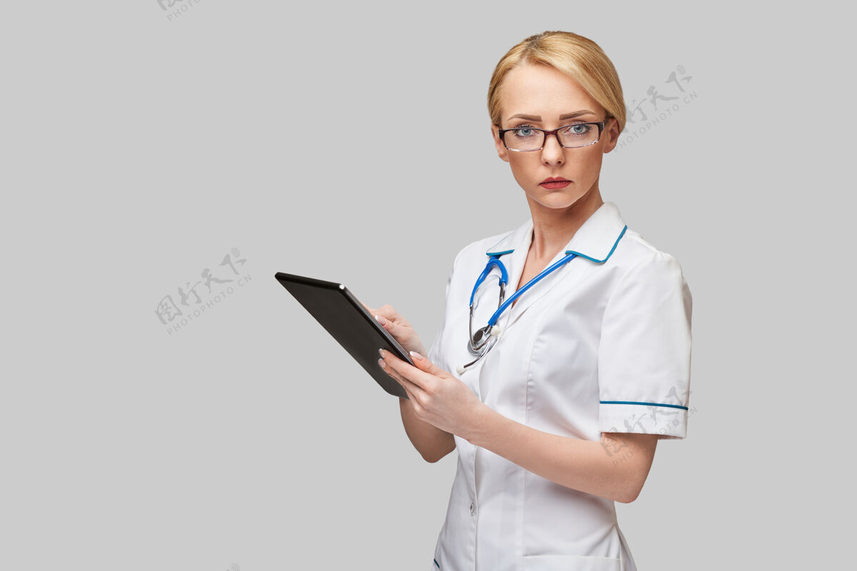 护士美女医生手持平板电脑pad隔离医学急诊年轻人