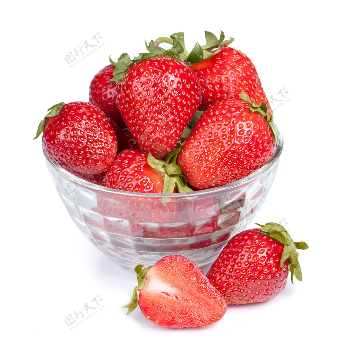 美味红色的新鲜草莓在一个透明的碗里隔离开胃菜透明成熟