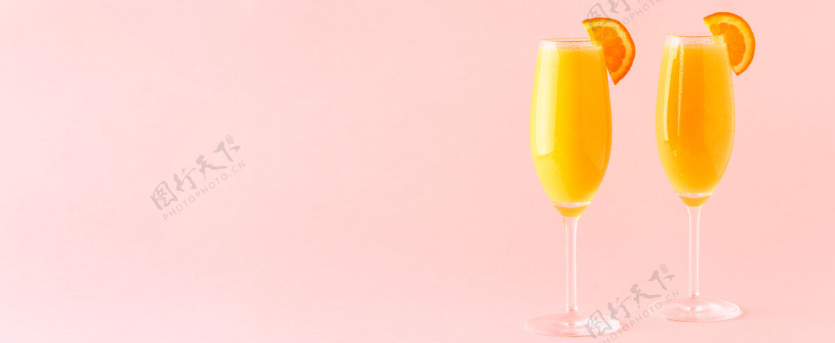 朗姆酒明亮背景上的黄色鸡尾酒 选择性聚焦份量冷樱桃柠檬