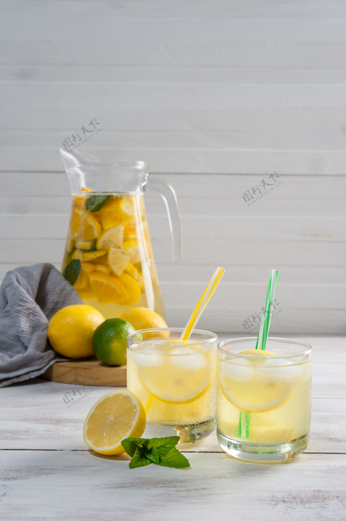 水罐自制柠檬水加柠檬和橙子制成的薄荷 用玻璃杯装的柑橘饮料水果柑橘饮料