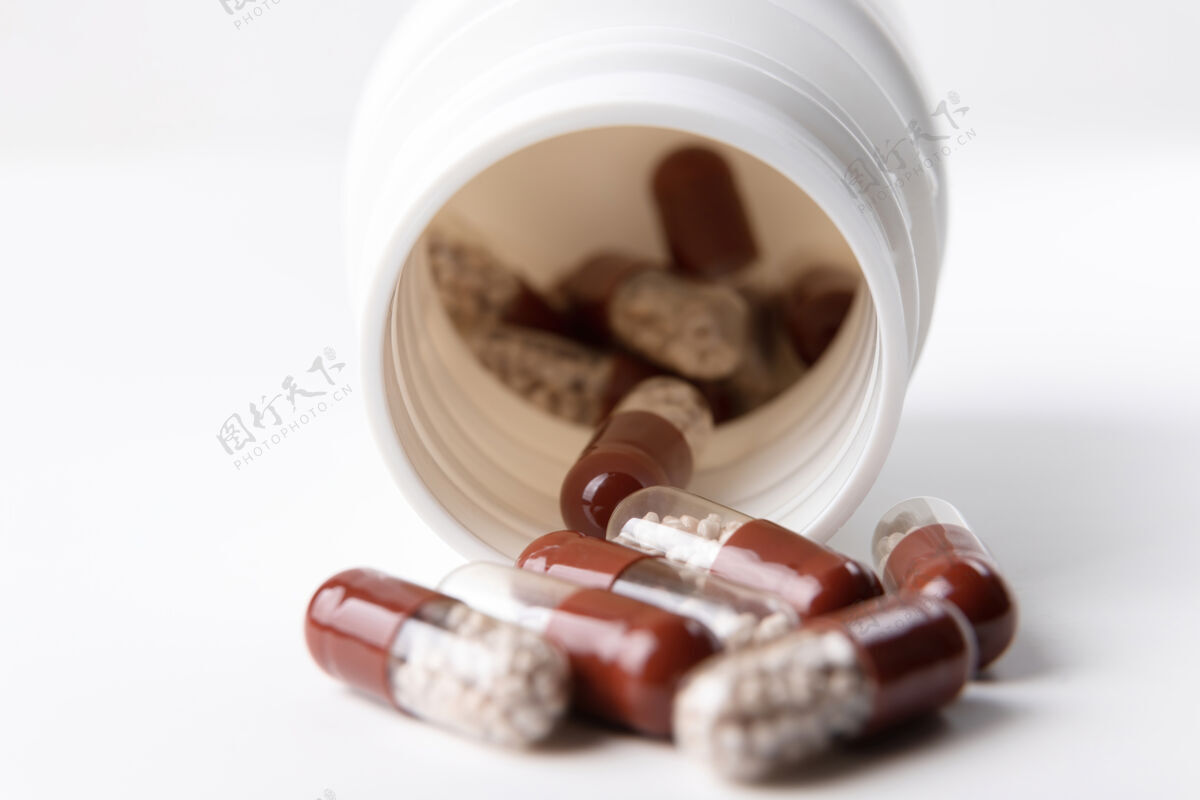 医药以胶囊的形式装药片的瓶子打开药丸治疗