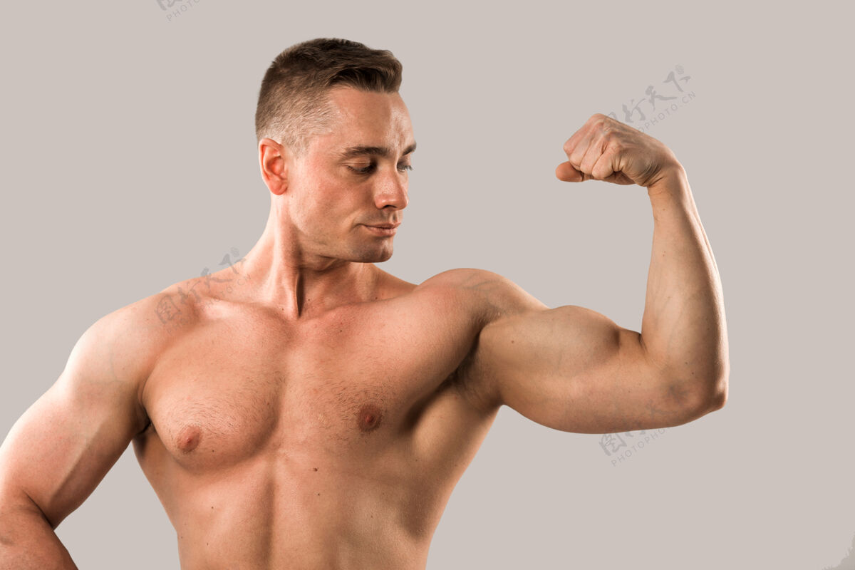 肌肉灰底肌肉帅哥运动力量强壮