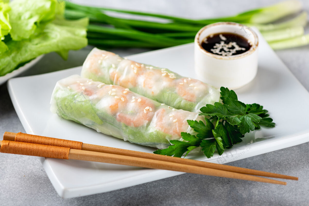 春卷传统越南春卷配虾仁 胡萝卜 黄瓜 葱和米粉 精选重点蔬菜饮食越南语