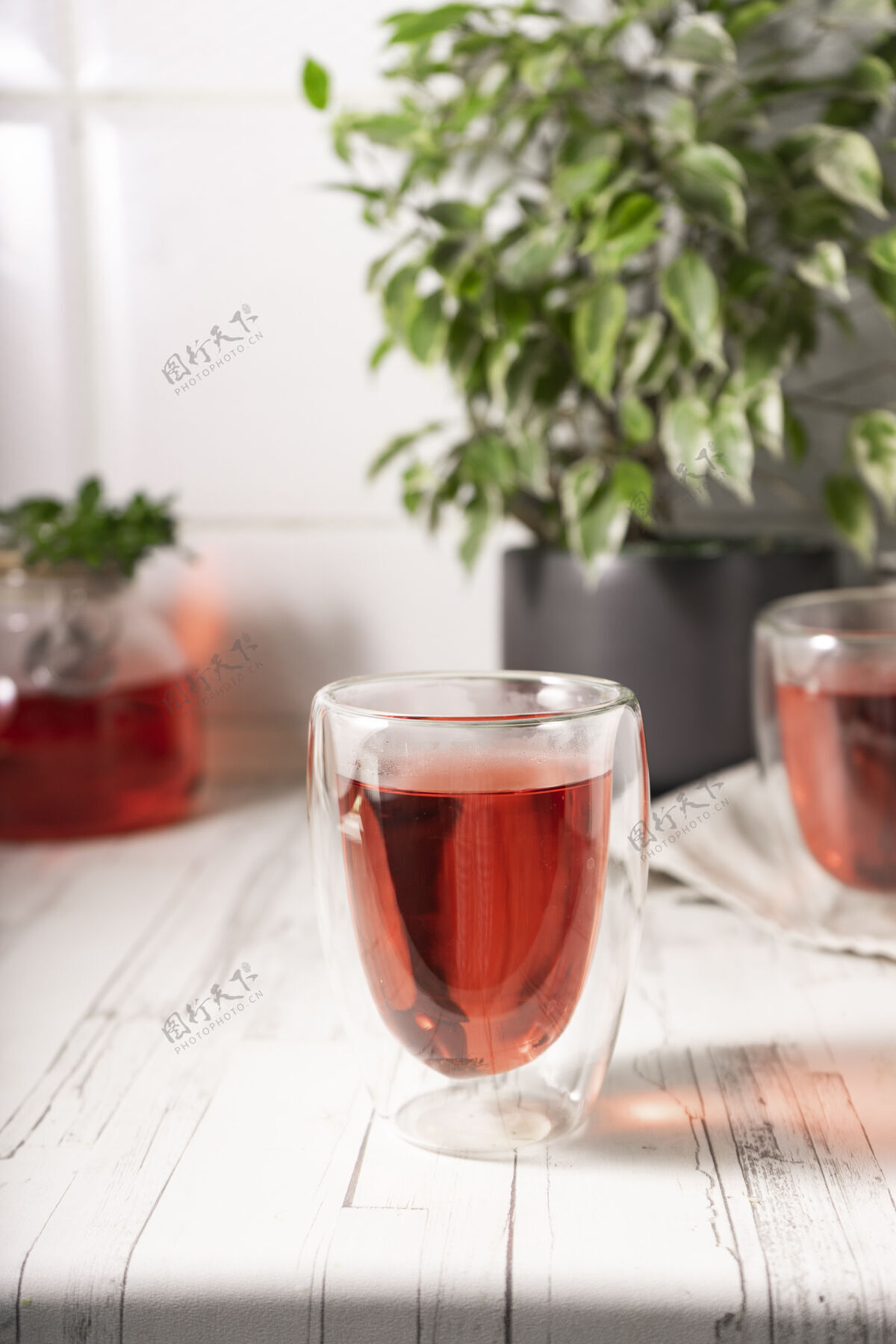 草药芙蓉茶 玫瑰茶仪式.杯清淡的新鲜水果茶穆迪明亮的内饰传统有机新鲜