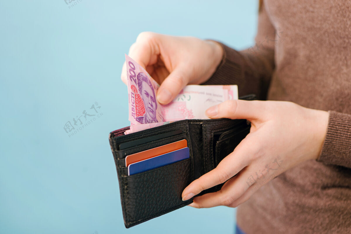 信贷从一个蓝色的袋子里拿出乌克兰格里夫尼亚货币背景.付款概念进度金融赚