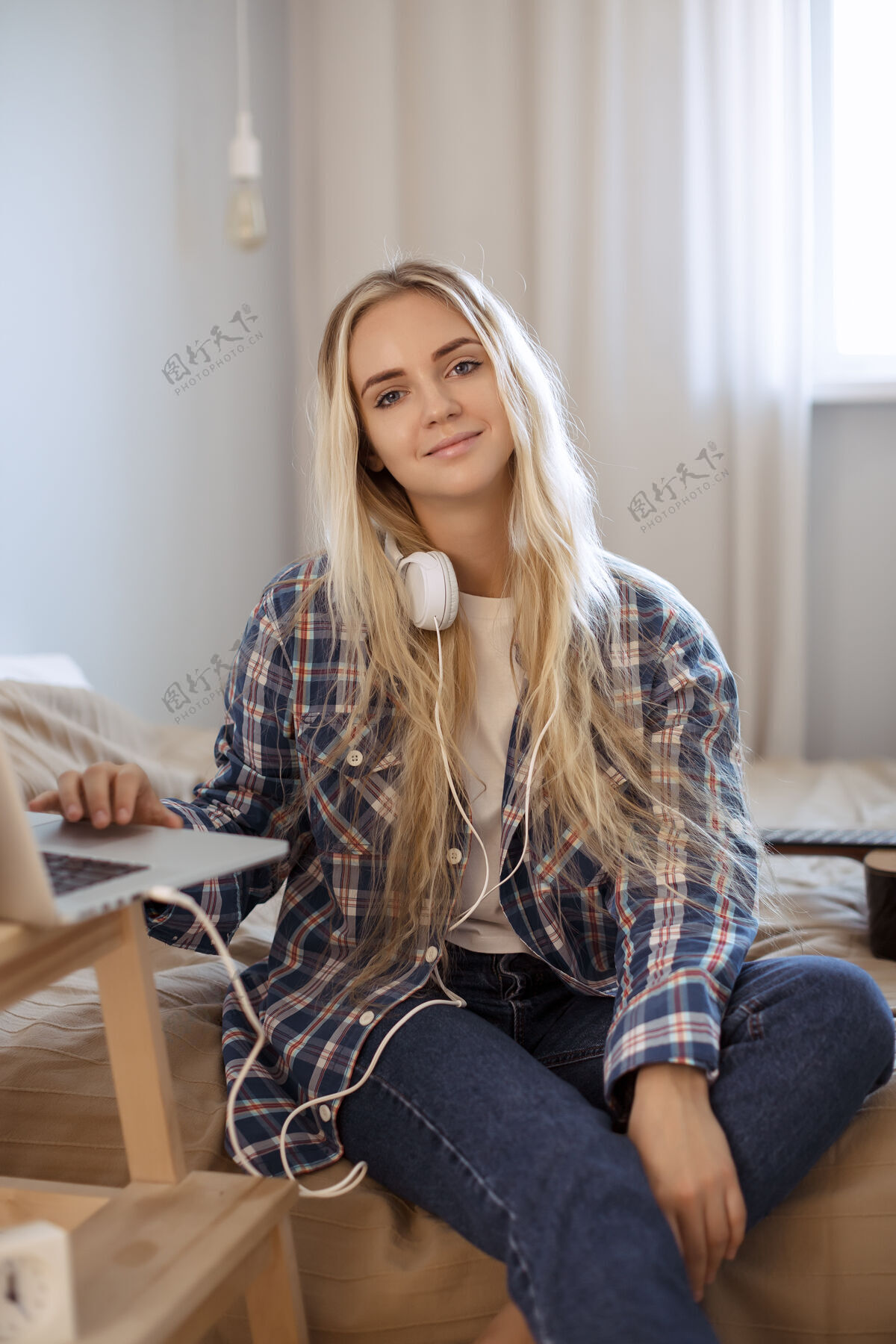 沙发美丽的年轻女子坐在床上使用笔记本电脑家可爱女孩进来互联网牛仔裤学习