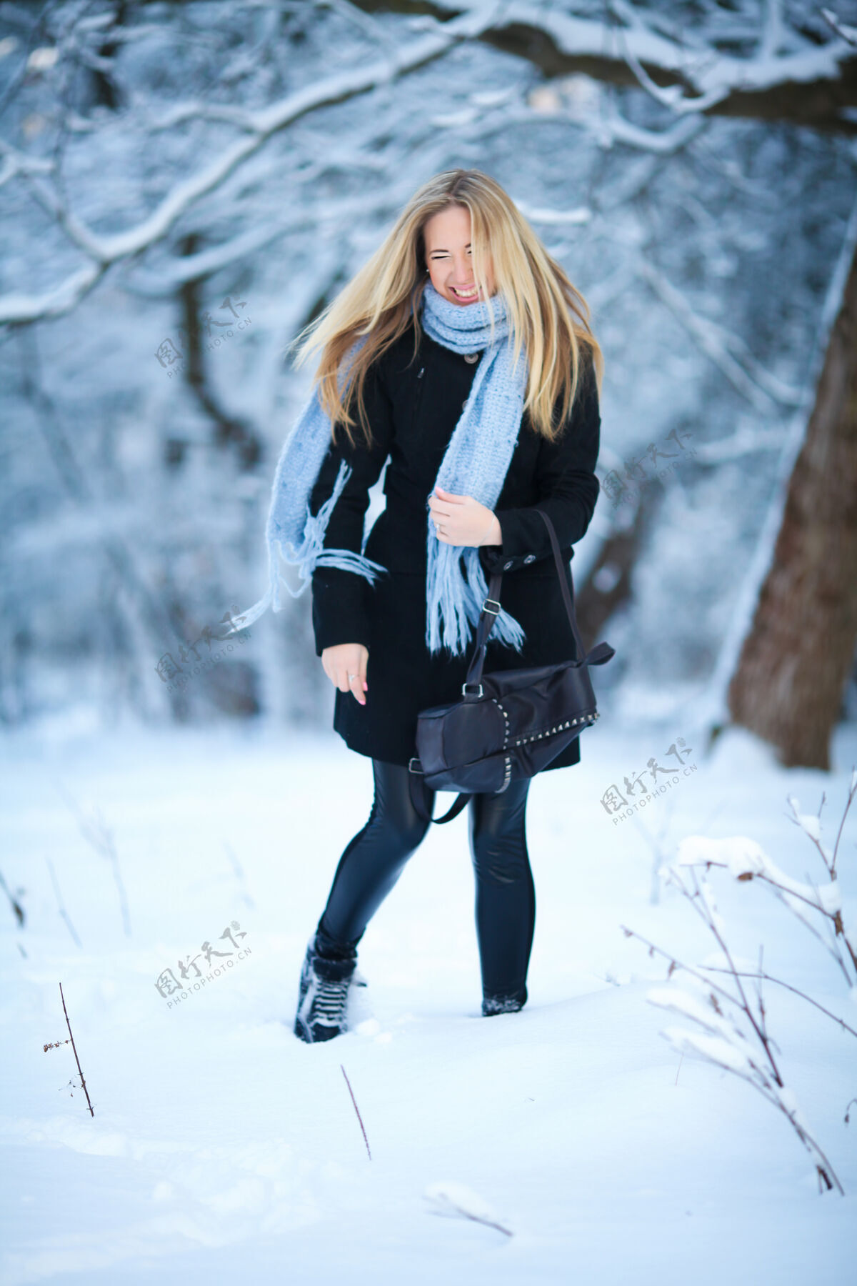 快乐美丽的年轻女孩微笑着走在街上脸乐趣降雪