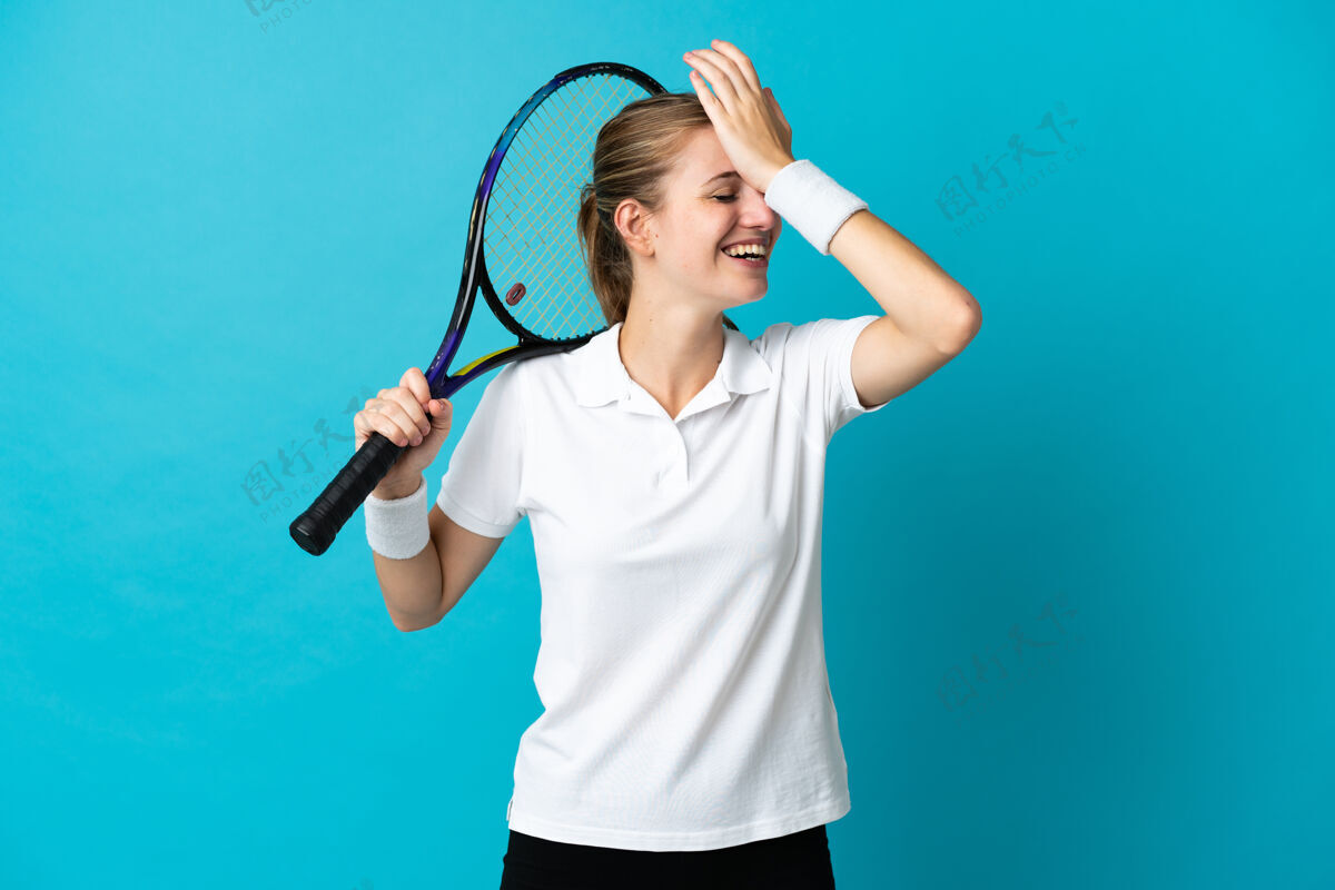 解决方案被隔离在蓝色背景下的年轻女子网球运动员已经意识到了一些事情并打算解决这个问题运动大笑游戏