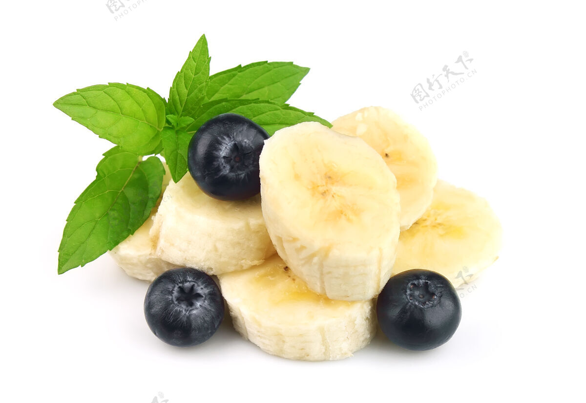 香蕉一段香蕉与越橘浆果和薄荷的白色食品成熟甜食