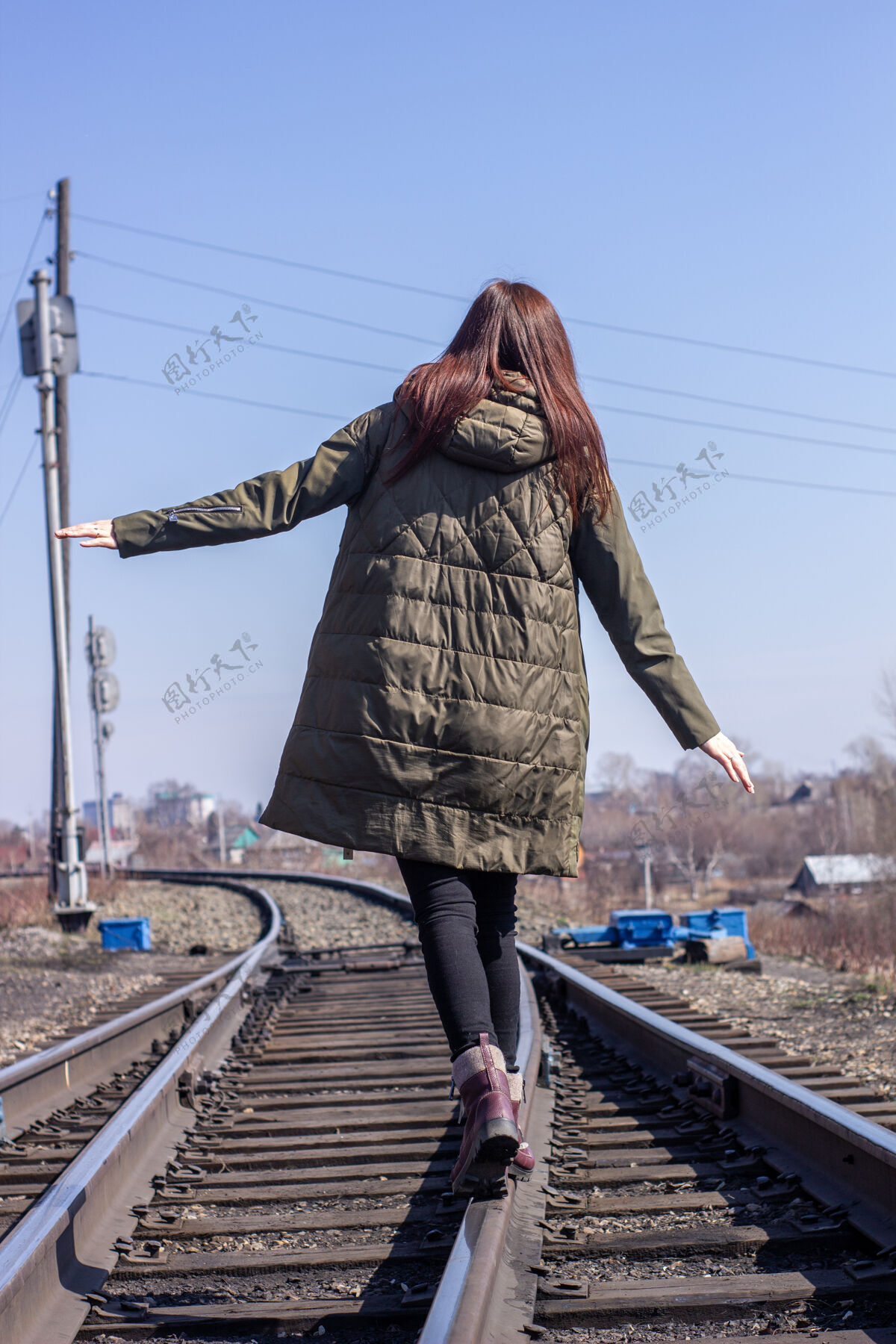 女孩那个女孩走在前面的铁路上路路自杀