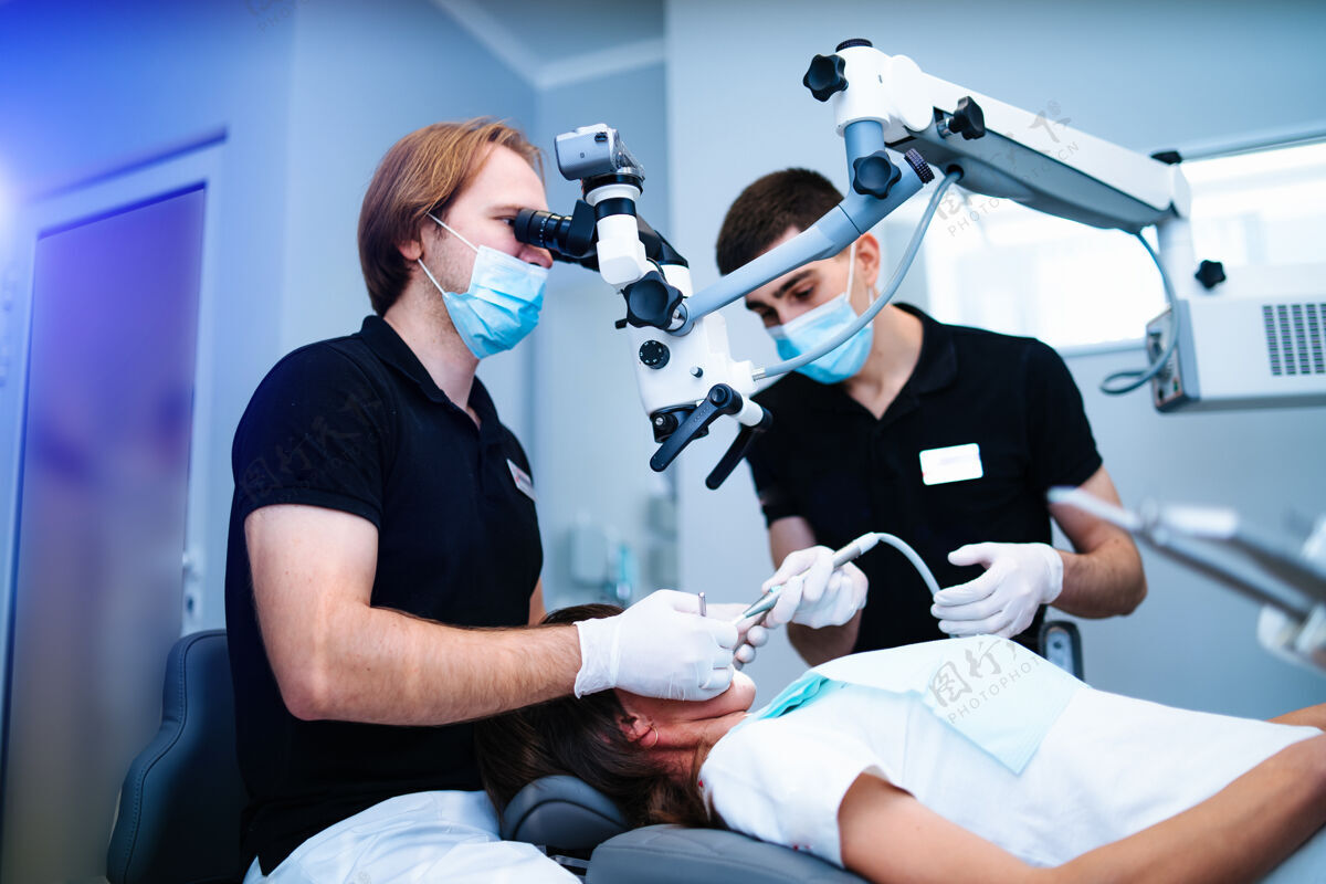 治疗牙医用牙科显微镜检查病人的牙齿检查医学口腔