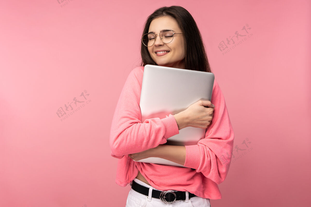 人戴着眼镜的漂亮女士的照片 甜甜的拿着笔记本电脑女性化着色漂亮