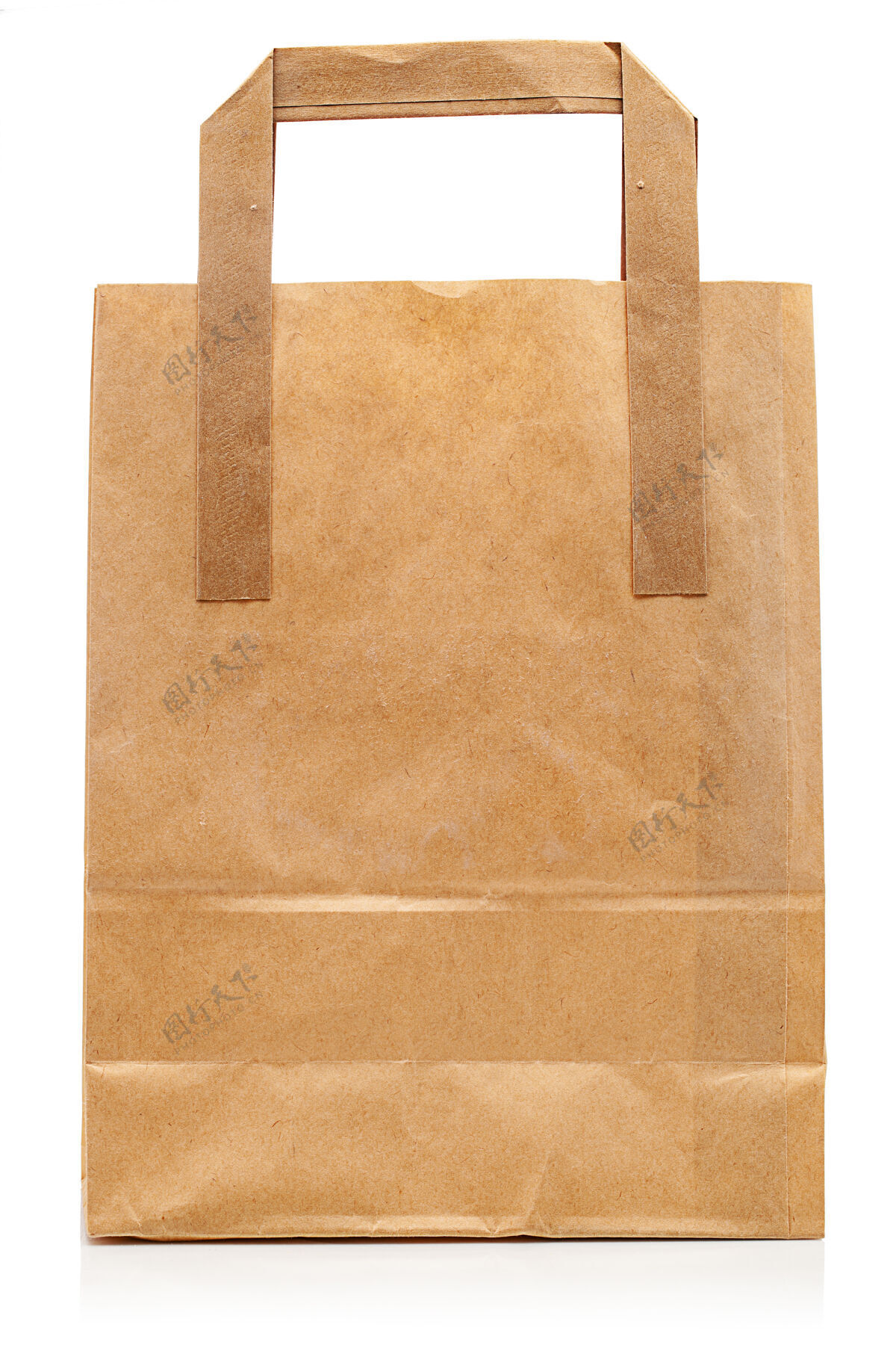 牛皮纸纸袋模型与地方的标志隔离在白色背景上空白购物回收