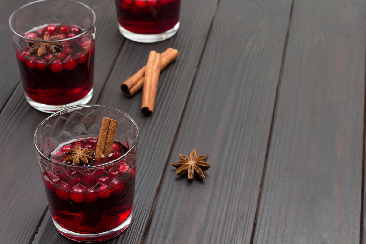 营养冬日热饮料 配小红莓和香料金属玻璃片