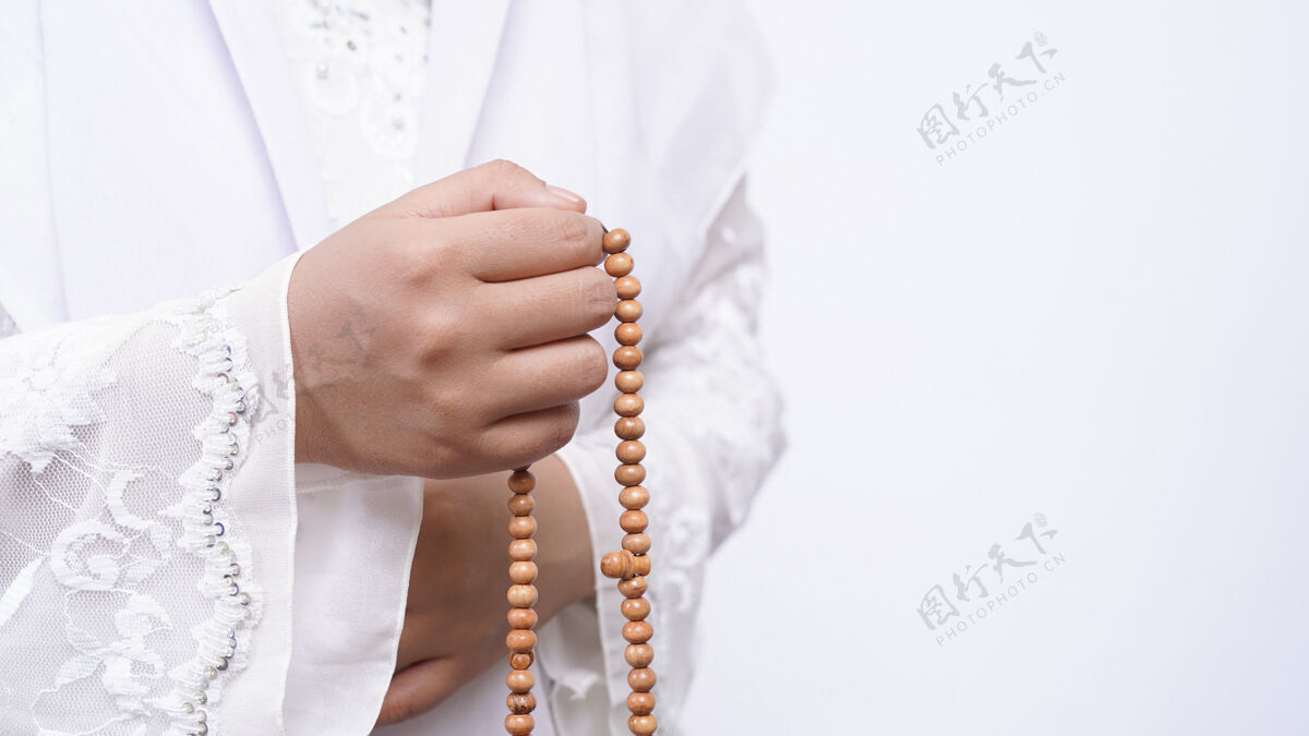 服饰戴着念珠的亚洲穆斯林妇女与白色塔斯比祈祷上帝手私人