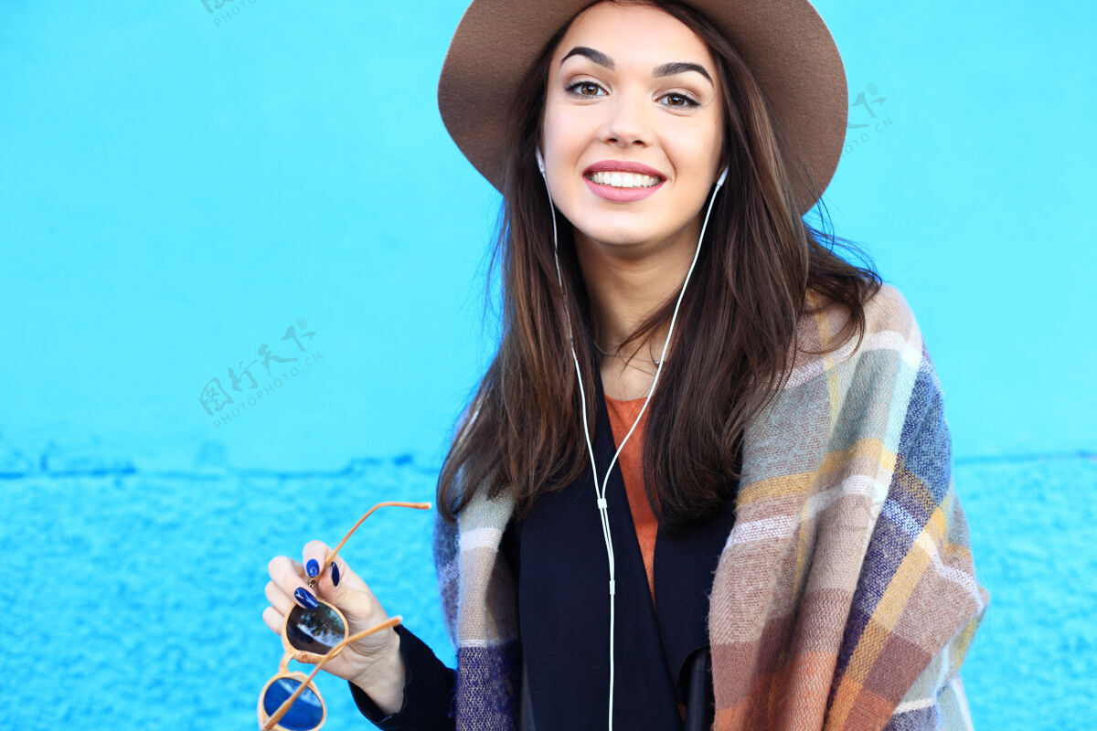 肖像时尚的秋天肖像女人戴着时髦的蓝色帽子城市漂亮别致