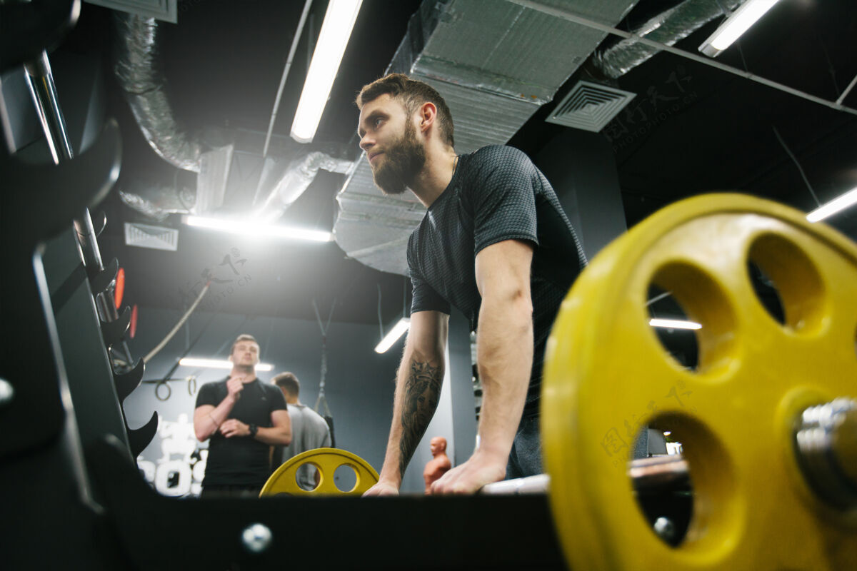 生活方式在健身房锻炼或训练的男人举重杠铃健身房