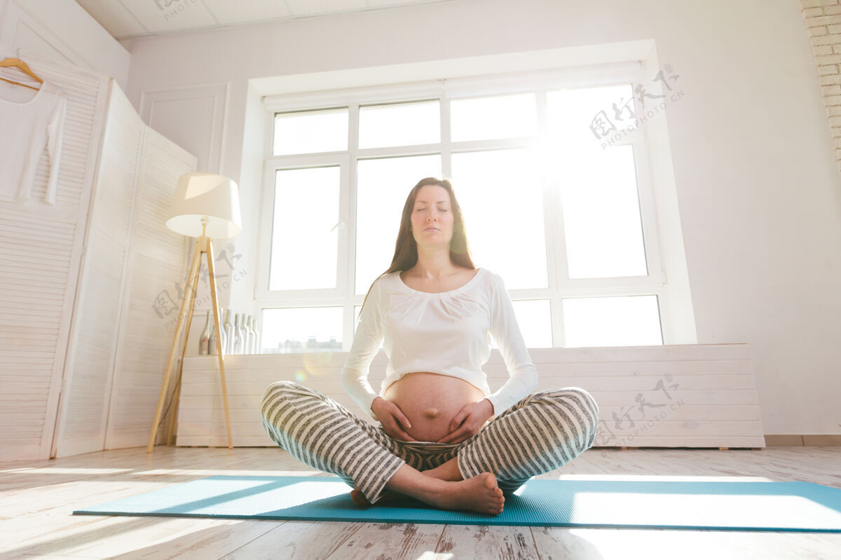 期望孕妇在家做瑜伽妈妈产前姿势