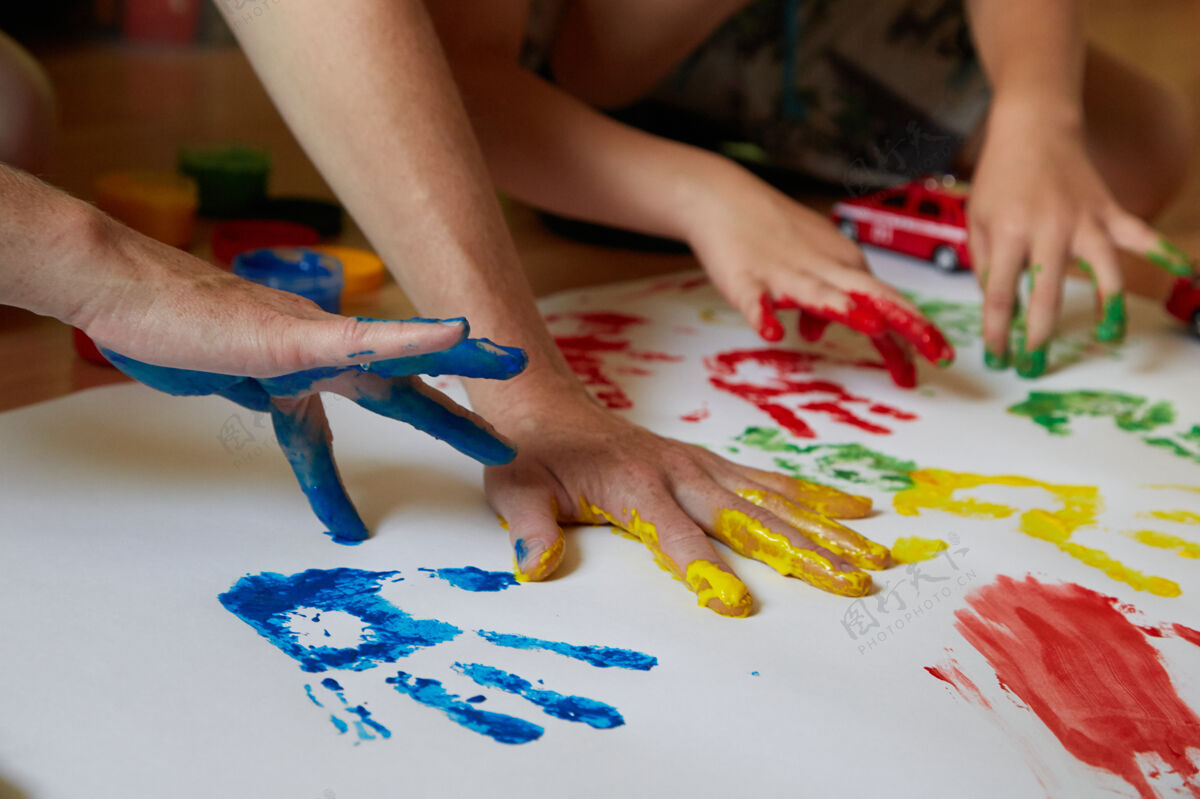 油漆孩子们用你的手指画画创意教育红色