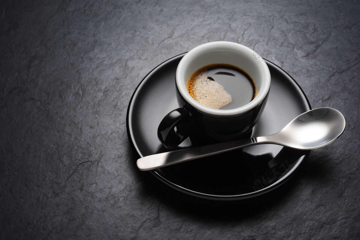 深色黑咖啡杯的深色板岩背景纹理马克杯粗糙质地