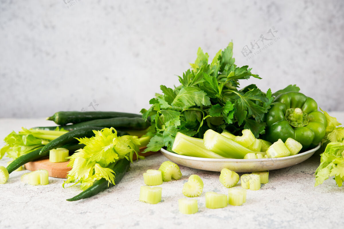 蔬菜新鲜绿色蔬菜 欧芹 芹菜 辣椒 清洁食品概念芹菜欧芹健康