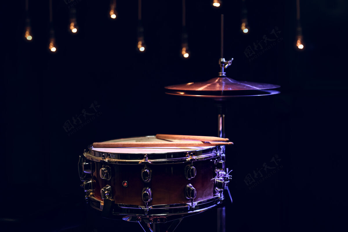 乐器一个鼓的一部分 在黑暗中与美丽灯光.音乐会和性能概念最小棒音乐会
